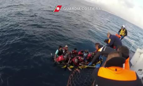 La motovedetta della Guardia Costiera Italiana CP 292, a Kos, ha soccorso un gommone, salvando 14 migranti, tutti uomini 7 afghani e 7 pahistani. ANSA/GUARDIA COSTIERA ANSA PROVIDES ACCESS TO THIS HANDOUT PHOTO TO BE USED SOLELY TO ILLUSTRATE NEWS REPORTING OR COMMENTARY ON THE FACTS OR EVENTS DEPICTED IN THIS IMAGE; NO ARCHIVING; NO LICENSING