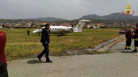 Il piccolo jet della Guardia di finanza finito fuori pista, in fase di atterraggio, a Reggio Calabria.