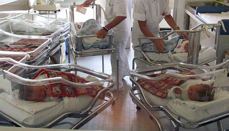 Due infermiere con alcuni neonati in ospedale in una foto d'archivio. ANSA