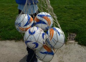 Un sacco con i palloni a bordo campo durante una partita di calcio, 28 maggio 2012. ANSA/FRANCO SILVI