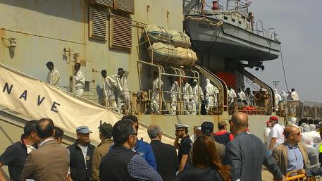 Un'immagine dello sbarco dei migranti soccorsi dalla nave militare Vega, giunti al porto di Reggio Calabria.