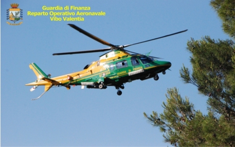L'elicottero del Reparto aeronavale della Guardia di finanza di Vibo che ha permesso di scoprire una piantagione di marijuana nel crotonese.
