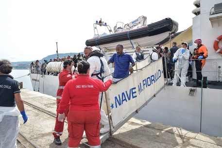 Migranti: nave Fiorillo arrivata a Vibo con 360 a bordo