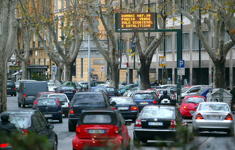 20040113 - ROMA - ECO - TRASPORTI: ROMA; COMITATO LOTTA SCEGLIE PROTESTA ALTERNATIVA - Traffico intenso sul Lungotevere oggi a Roma.   GIUSEPPE GIGLIA/ANSA/TO