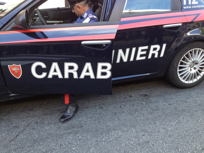 Carabinieri: pattuglia dell'Arma con militare