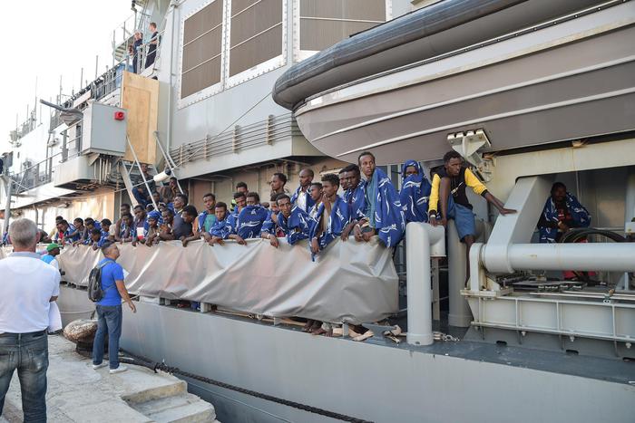 Sbarco a Vibo Valentia nave irlandese con 606 migranti