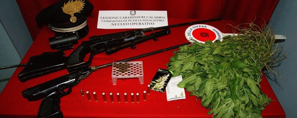 ev Carabinieri Petilia arrestato padre e figlio trovati con armi e droga marijuana