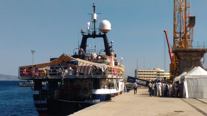 Migranti: nave Phoenix giunta nel Porto di Reggio Calabria