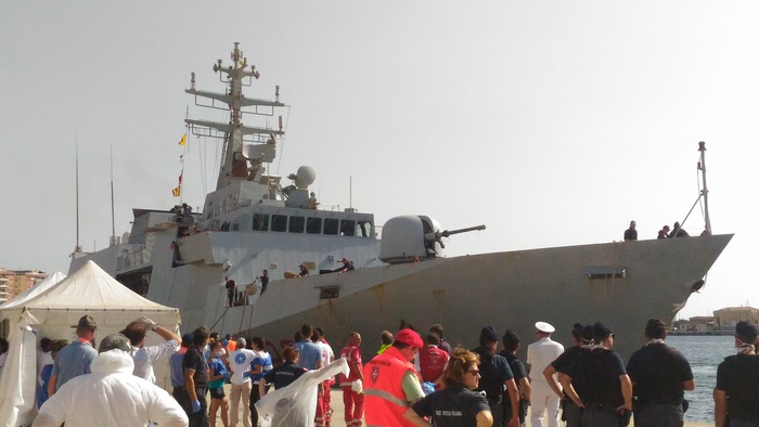 Migranti: a Reggio nave militare con 980 persone