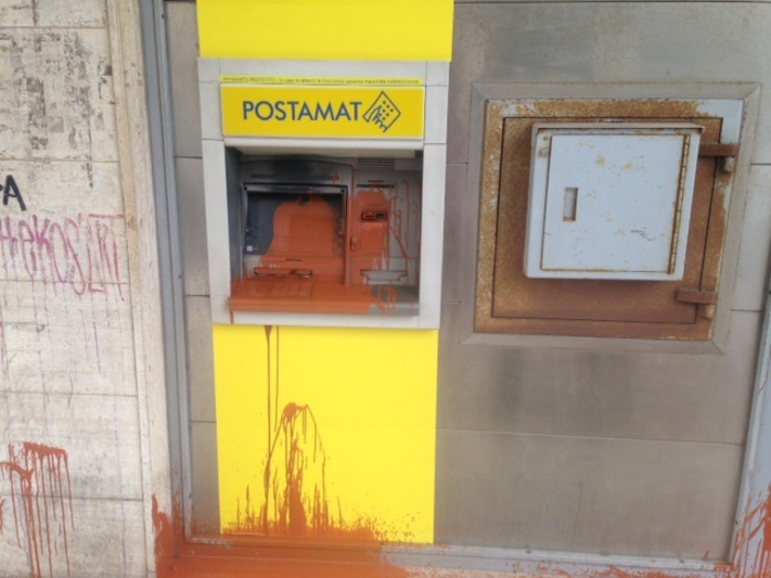 Lo sportello Postamat dell'ufficio postale di Lecce in via Taranto imbrattato dai vandali