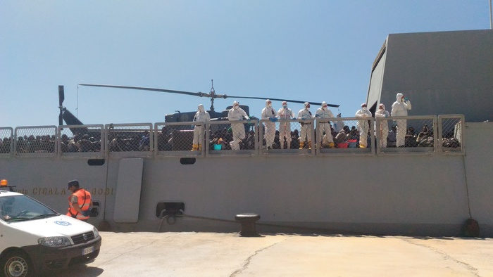 Nave della Marina Militare "Comandante Cigala Fulgosi" a Reggio Calabria con 694 migranti