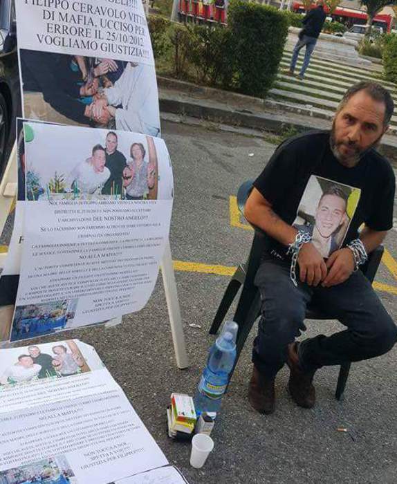 Foto Ansa - Martino Ceravolo, padre di Filippo, giovane ucciso per errore dalla 'ndrangheta, protesta davanti alla sede della Procura della Repubblica di Catanzaro.