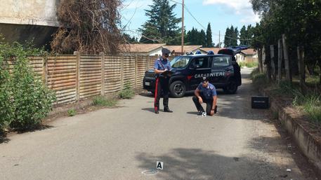 Carabinieri sul luogo dell'agguato a colpi di pistola ad un uomo a San Martino di Taurinova.