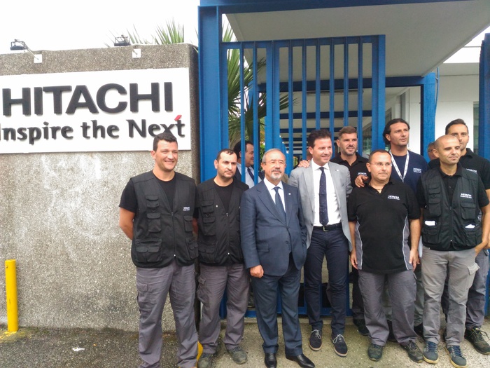 Foto Ansa - Il segretario generale Uil Carmelo Barbagallo visita lo stabilimento Hitachi di Reggio Calabria