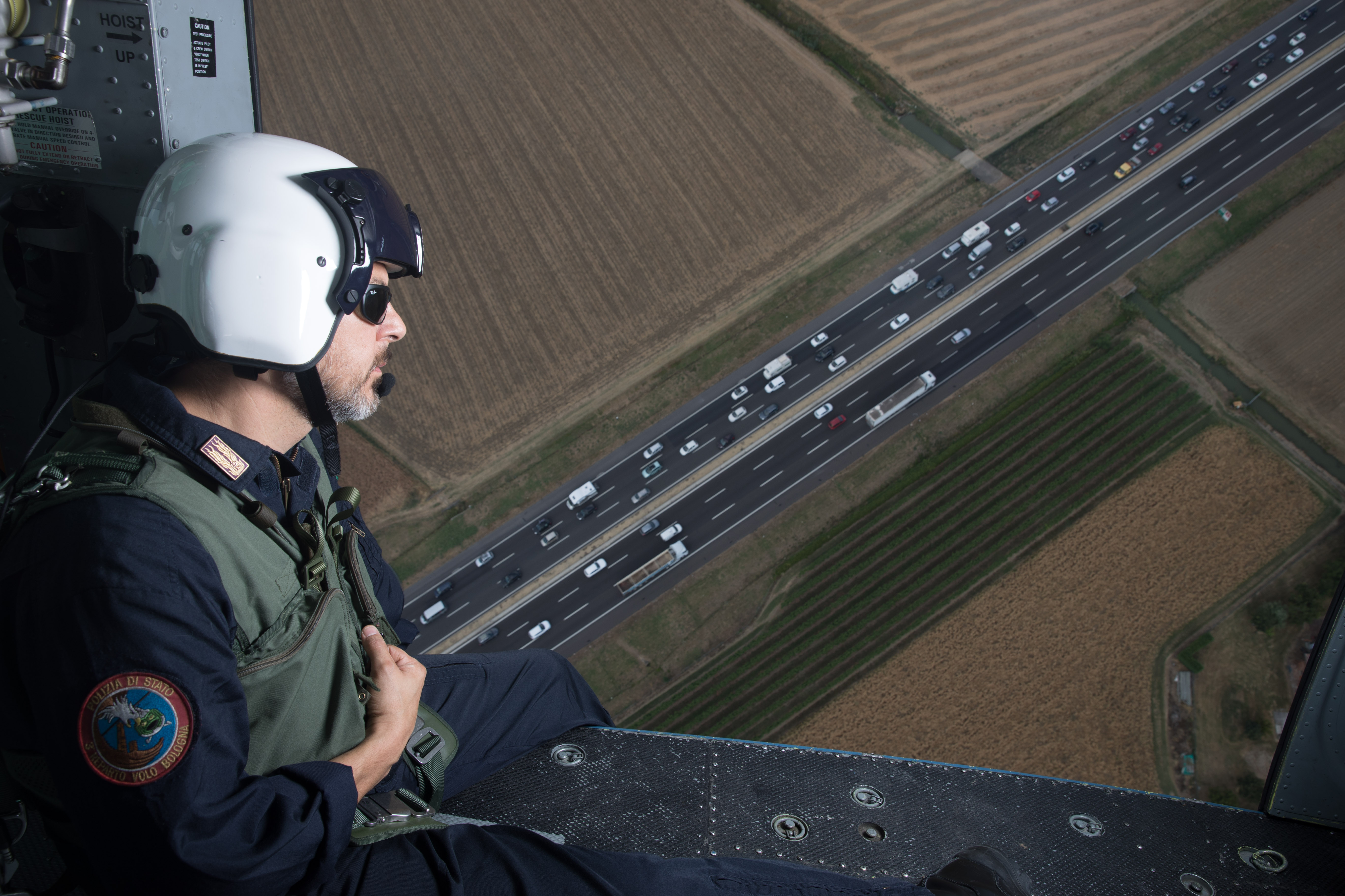 Bologna, uno specialista del 3° reparto volo in azione sul traffico autostradale durante l'esodo estivo 2016-07-30 © Massimo Sestini