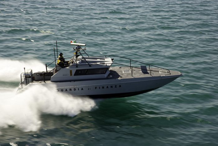 Foto Ansa - Una motovedetta della Guardia di finanza (foto Gdf - 19 maggio 2014)