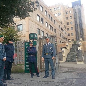 Ph repubblica - Carabinieri e Guardia di Finanza davanti alla sede Cociv a Campi: in corso le perquisizioni (foto Bussalino) 