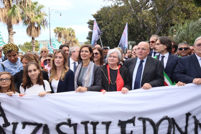 Foto Ansa - corteo contro la violenza sulle donne: da sinistra Maria Elena Boschi, Laura Boldrini, Rosy Bindi, Mario Oliverio e Giuseppe Falcomatà.