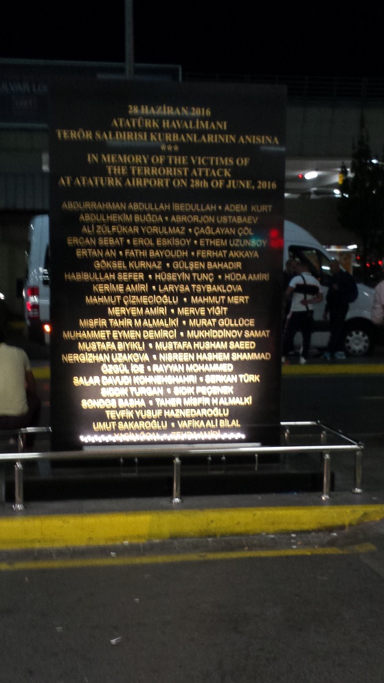 stele-vittime-aeroporto-ataturk-istanbul