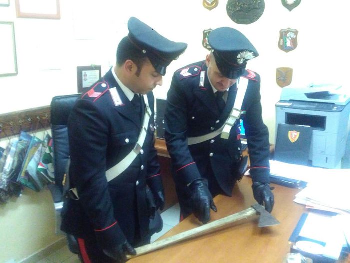 Un arresto dei carabinieri per minacce e porto abusivo di ascia