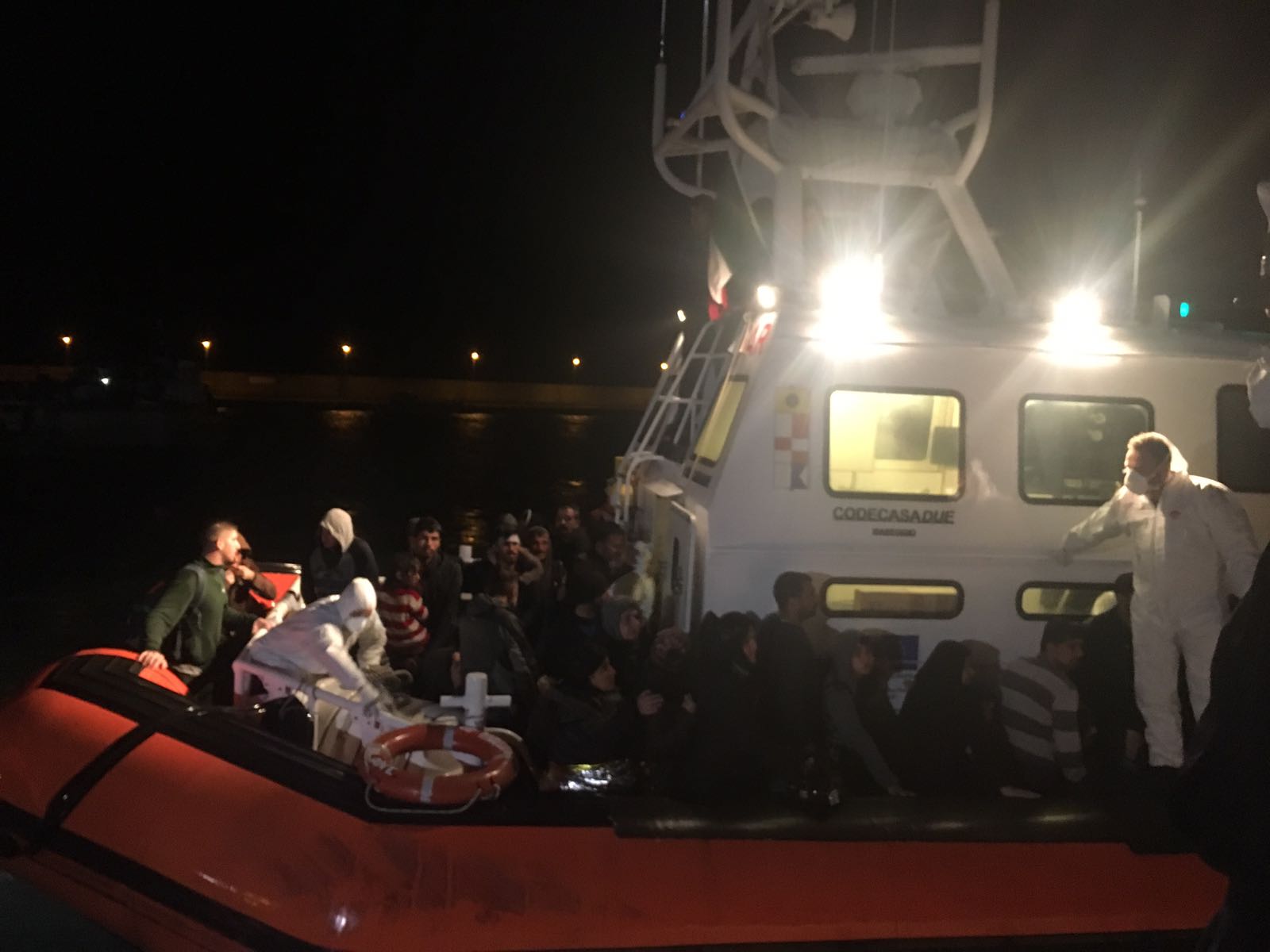 guardia costiera roccella salva migranti immigrati mare