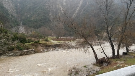 Il fiume Alli a Catanzaro ingrossato dalla pioggia.