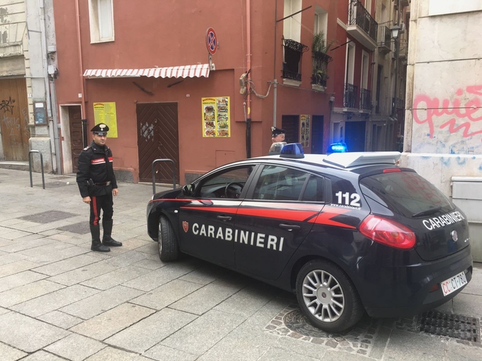 Carabinieri in centro a Cagliari
