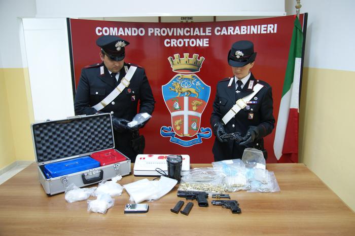 Un arresto dei carabinieri a Crotone per possesso di droga e armi cocaina pistole