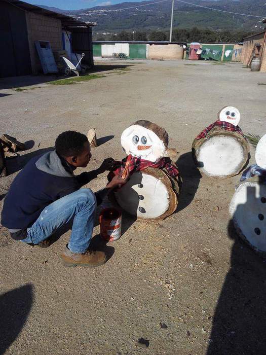 Foto Ansa - Natale: Lamezia; immigrati abbelliscono rotatorie con statue in legno