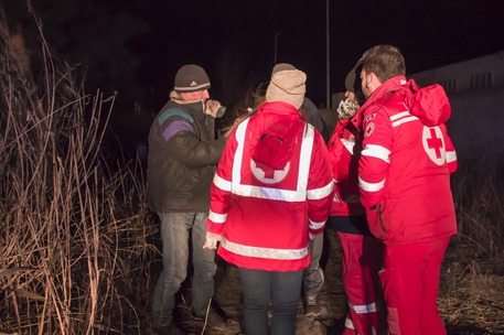 Volontari della Croce rossa italiana aiutano senzatetto in Calabria a difendersi dal gelo