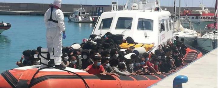 Roccella Jonica Quasi 300 Migranti Stipati In Un Peschereccio Salvati