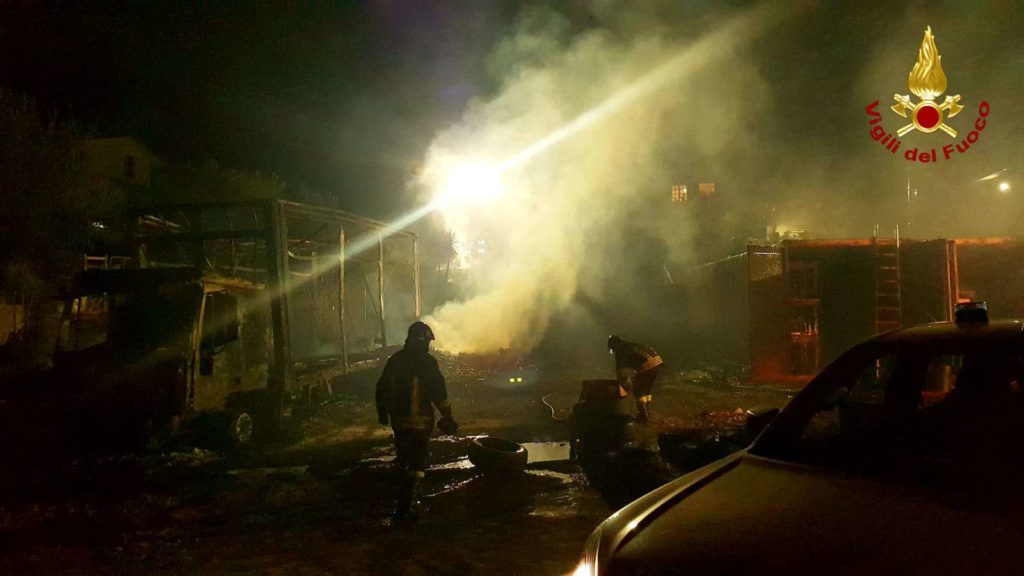 Calabria Autocarro E Alcuni Container In Fiamme Nella Notte