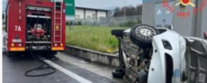 Incidente Allo Svincolo Autostradale Di Lamezia Terme Auto Si Ribalta