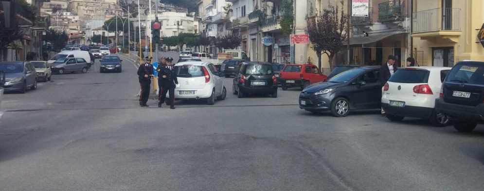 Scontro fra auto in pieno centro a Gioiosa