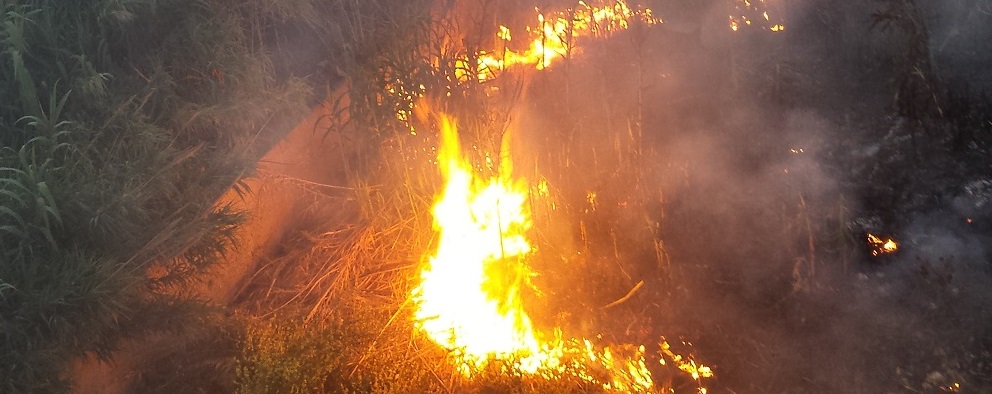 Incendio in pieno centro a Caulonia Marina