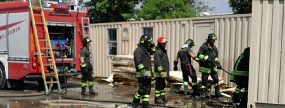 Sisma: incendio container C.A.P.I. con materiali di soccorso