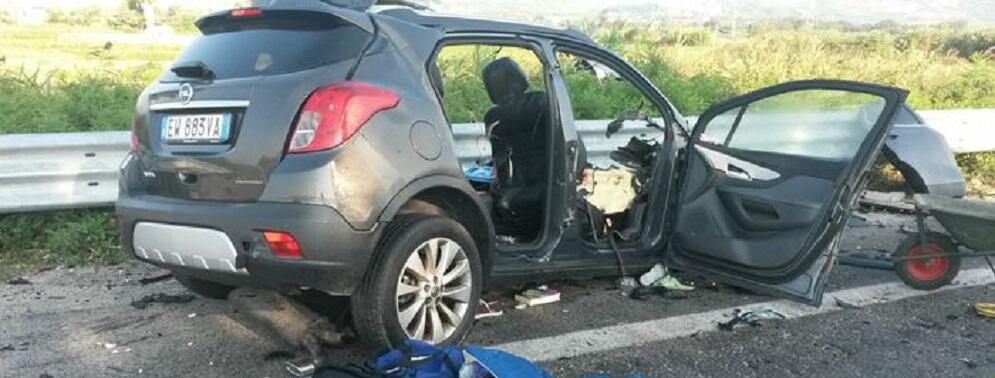 Statale 106: frontale auto-tir, tre morti