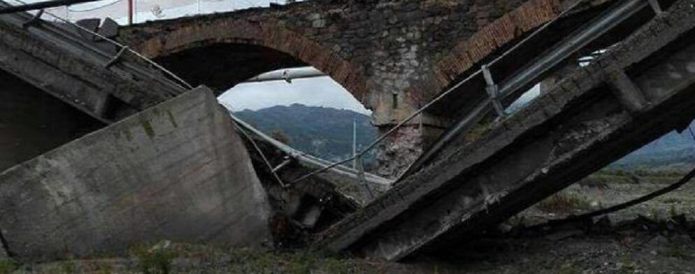 Crolla il ponte di Bruzzano, forse per il maltempo