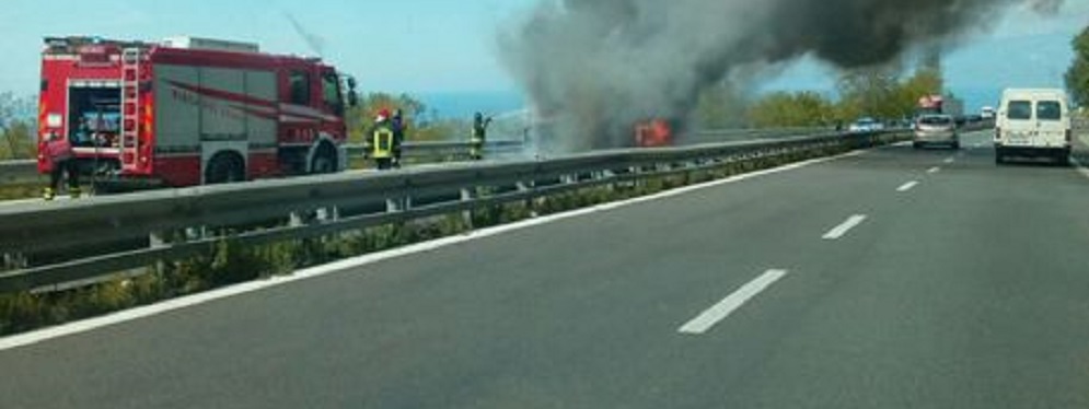 Bus in fiamme su autostrada, nessun ferito