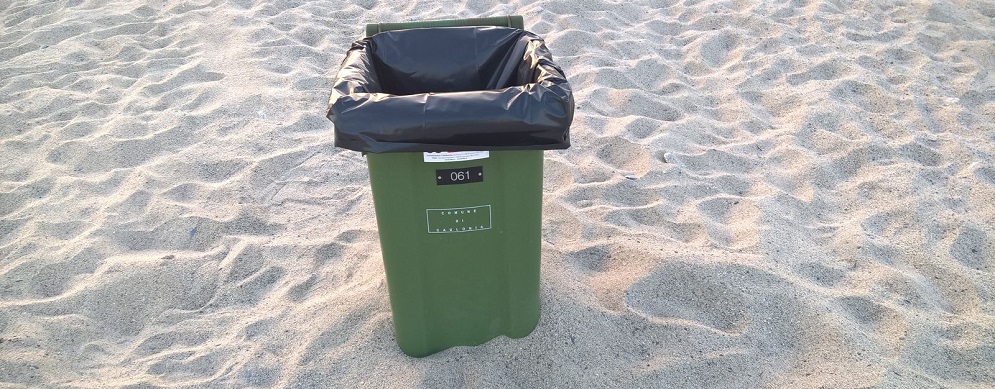 Finalmente i cestini dei rifiuti nella spiaggia di Caulonia