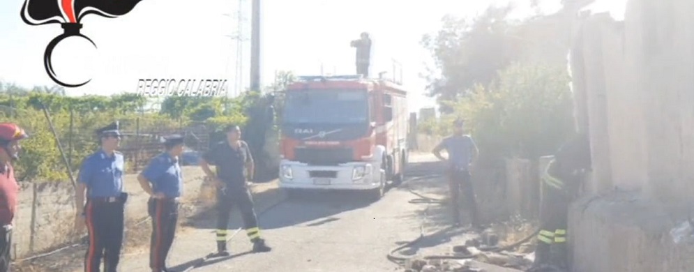 Incendio invade edifici abitati nel reggino. Carabinieri salvano 90enne