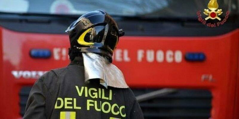 Tragedia in Calabria: treno travolge un camion fermo sui binari, due morti 