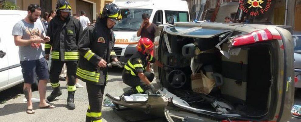 Auto si ribalta, ferito il conducente