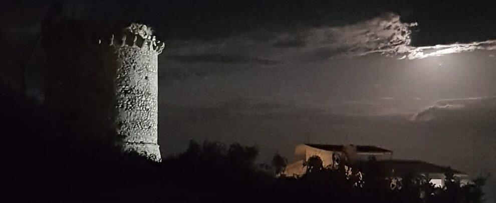 Foto del giorno: la torre Camillari illuminata dalla luna