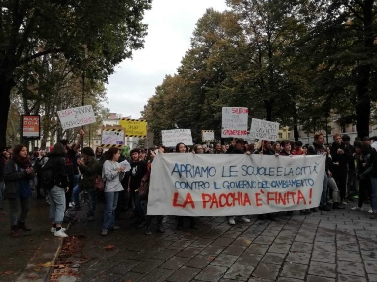 Scuola, studenti in piazza in tutta Italia. Bruciati manichini di ...