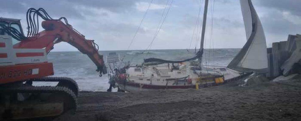 Barca a vela si schianta nel catanzarese: proseguono le ricerche di eventuali dispersi