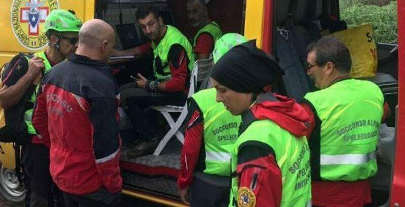 Famiglia fuori strada con l’auto a causa del ghiaccio, interviene il Soccorso Alpino