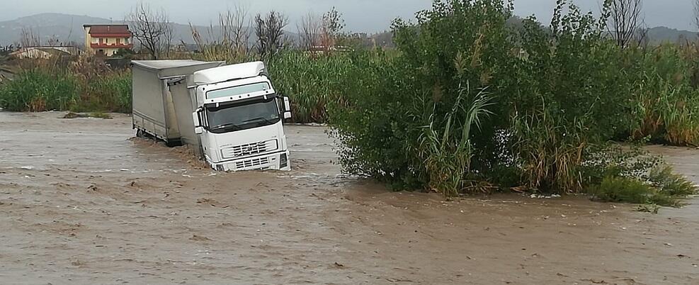 Enorme pericolo a Caulonia: Tir bloccato dall’acqua nel torrente Allaro