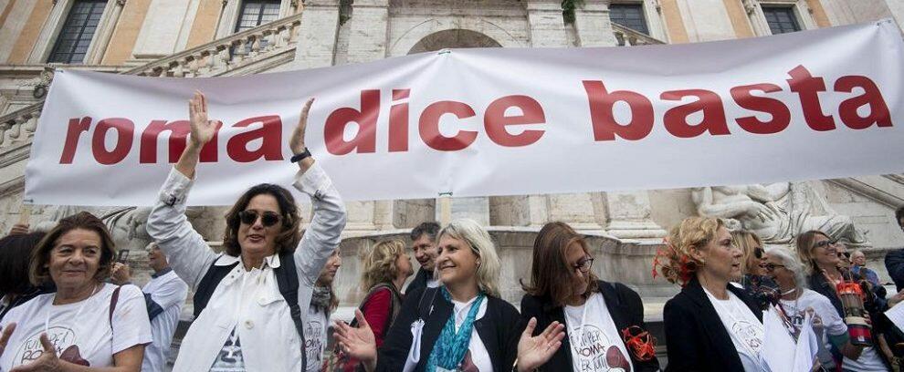 “Roma dice basta”, in migliaia scendono in piazza contro il degrado a 5 stelle e la Raggi