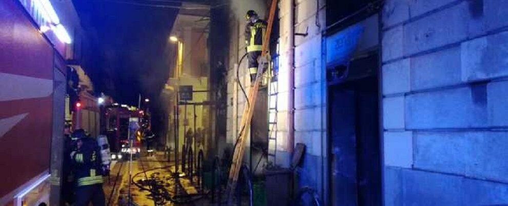 Incendio nella notte distrugge un negozio in centro a Reggio Calabria